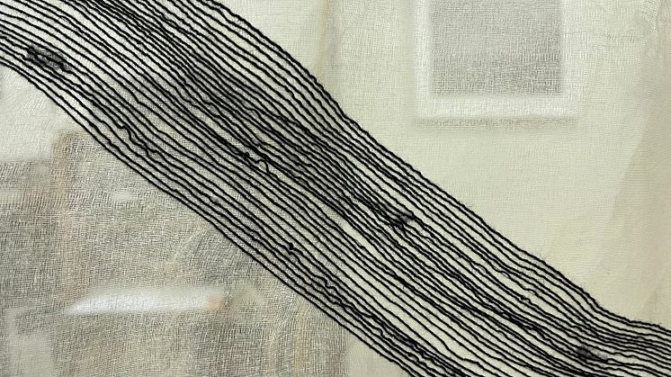 Klara Espmark. Du flyter genom mig. Broderi på symaskin. Bomullsorganza, sytråd, 2023. Processbild.