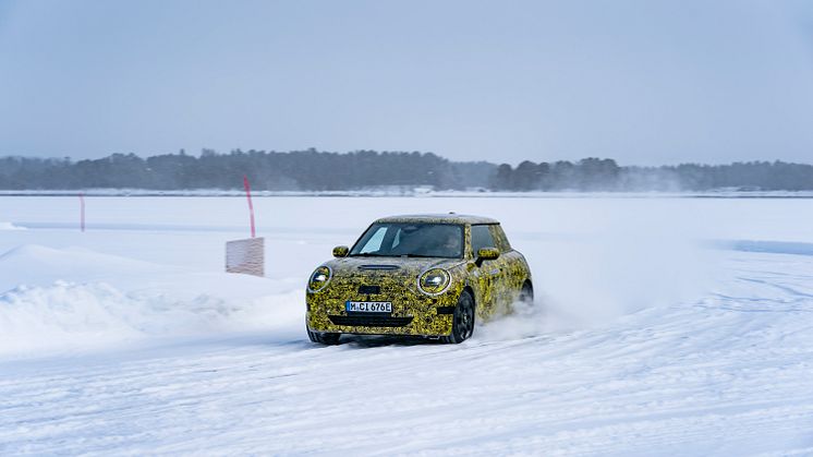 Neste generasjon elektriske MINI testes på nordisk is og snø