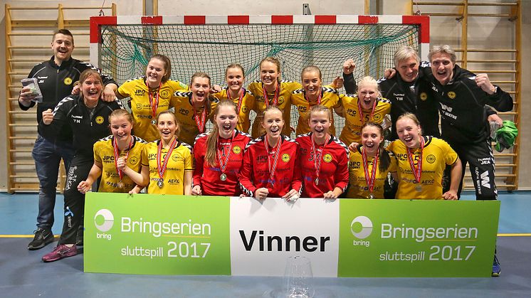 Glade jenter fra Oppegård etter at finaleseieren var sikret. Foto: Svein André Svendsen