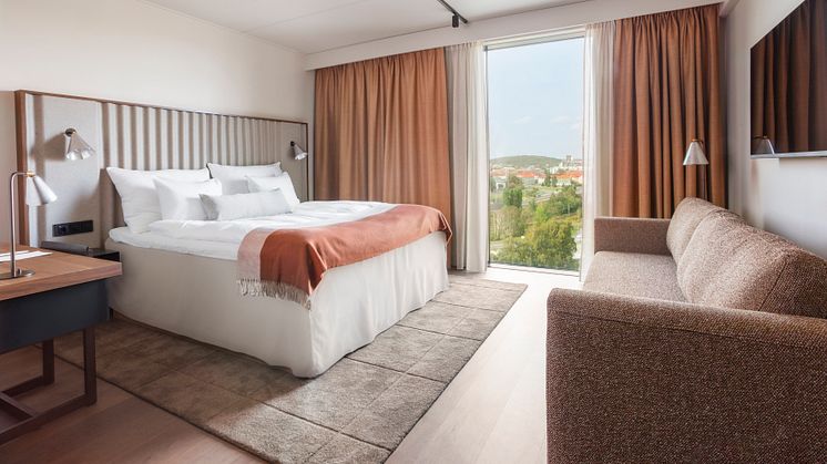 superior-double-bed-and-sofa-clarion-hotel-karlatornet.jpg