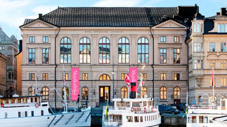 Vinden har vänt vid Nybrokajen – nu skiner solen över Musikaliska