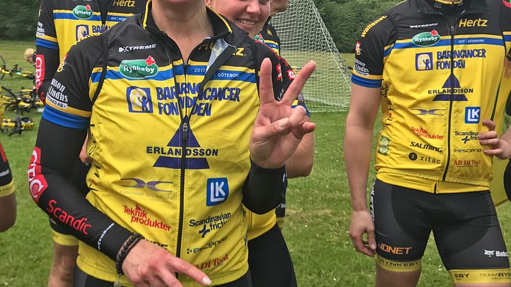 Team Rynkeby Göteborg tar en paus från träningen. 