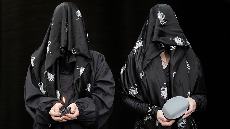 Snorre Sjønøst Henriksen og Kornelia Remø Klokk har performance søndag kl. 17:00. 