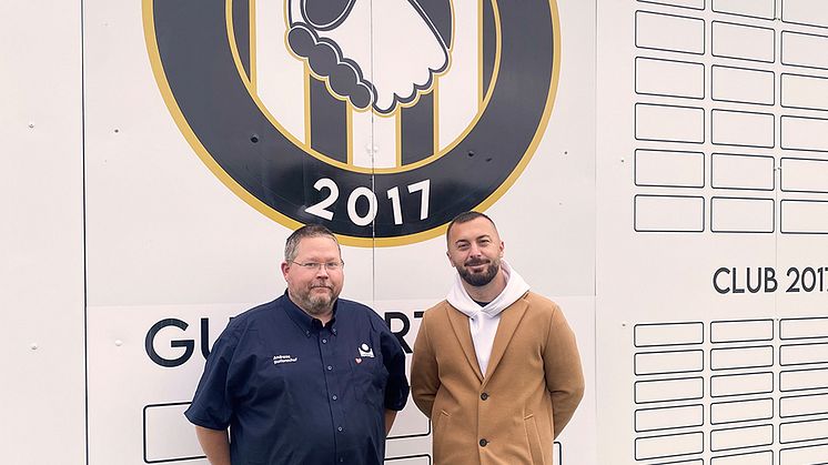 Stationschef Andreas Sjögestam och ordförande Adnan Bainca hos Unite People FC. Foto: UPFC/Bilprovningen