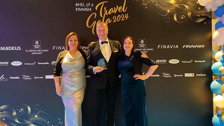 Marco Palmu, chef för Finnlines passagerarservice, Satu Hirvenoja, försäljningschef, och Mira Alhonen, marknadschef, som båda representerar Finnlines passagerarservice, tog emot priset för Årets transportbolag. Foto: Finnlines Plc.