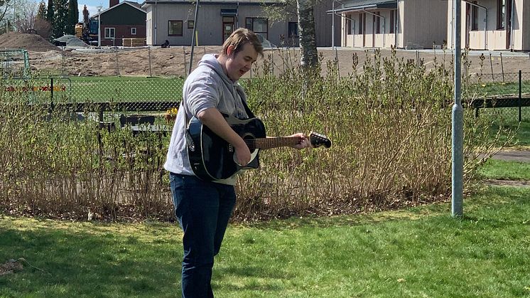 Timmie Spångberg spelar utanför ett äldreboende i Värmland