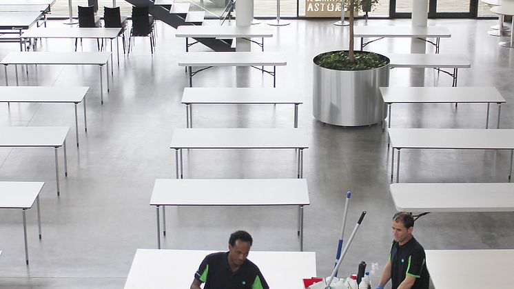Medarbejdere fra Forenede Service igang med at gøre rent på skole.