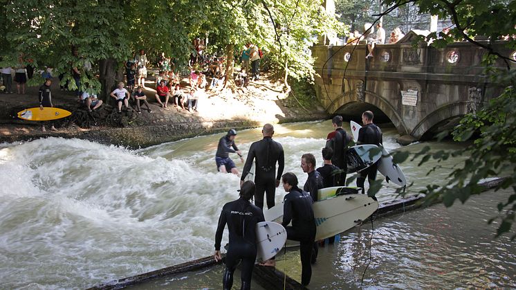 Surfere midt i München. 