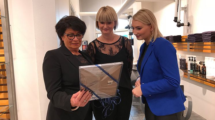 Ingrid Klausen (t.v.) blev både stolt og beæret over at være indstillet og vinde årets lokale læreplads. 