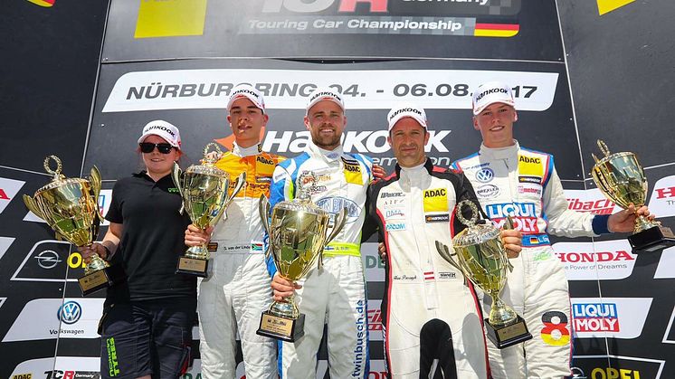 Hari Proczyk (4. v.l.) fuhr mit dem PROCAD-gesponsorten PROOMer auf’s Siegerpodest. Bild. ADAC TCR Germany