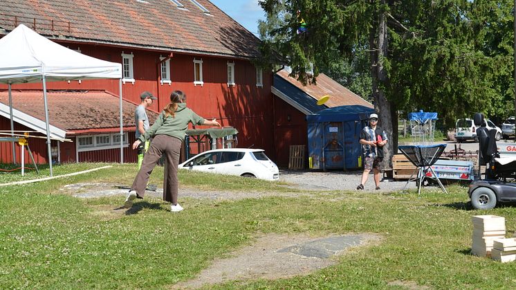 Frisbee på Øvre Fossum gård. 