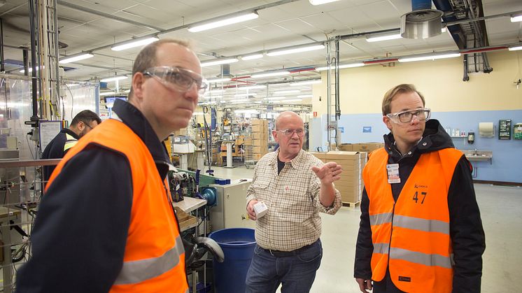 Lars-Göran Rohlén, Orica, beskriver tillverkningsprocessen i Exelfabriken för Anders Tålsgård och Johan Lagerqvist från Pemco Energi