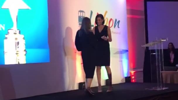 Svenska Mötens marknadschef Bibi Rydbacken tar emot IACC Europe Innovation Awards i Lissabon