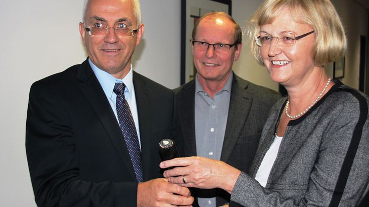 Johann Blank, Albert Breitsameter und Ursula Jekelius (v. l.) informierten am Netzcenter Pfaffenhofen über die Baumaßnahmen des Bayernwerks.
