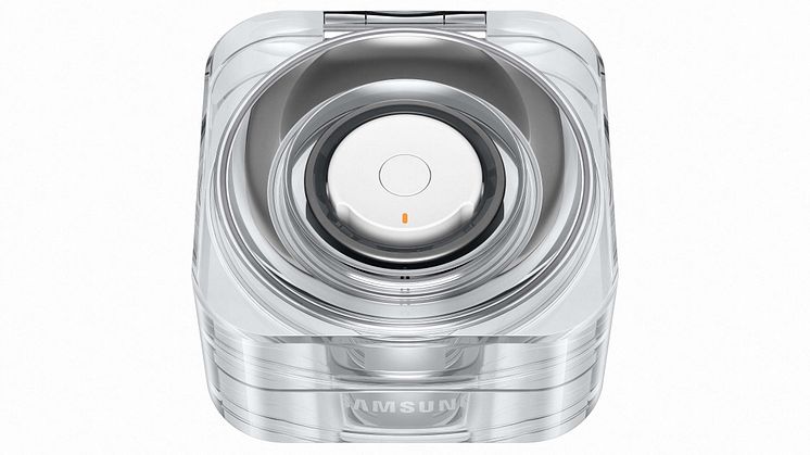 04-galaxy-ring-titaniumblack-charging-case-closed-combination.jpg