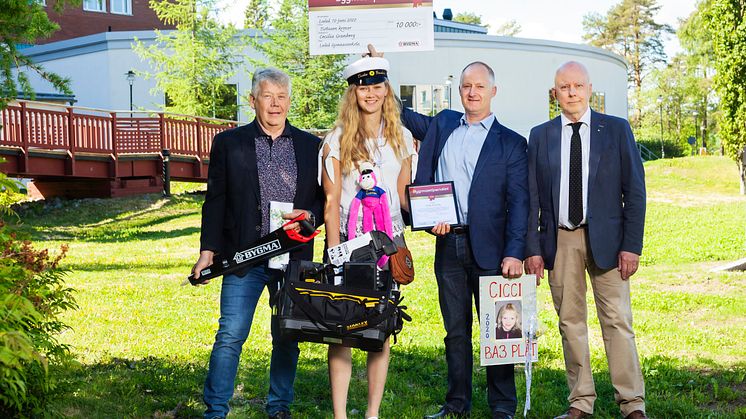 Årets Bygmastipendiat i Luleå Cecilia Granberg omgiven av fr.v. Bygmas Micael Larsson, bygglärare Peter Lundqvist samt rektor Anders Wedin. Foto: Susanne Lindholm.