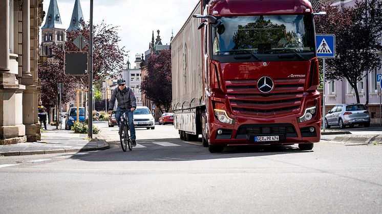 Mercedes-Benz Trucks lancerer eftermontering af Højresvingsassistent til lastbiler