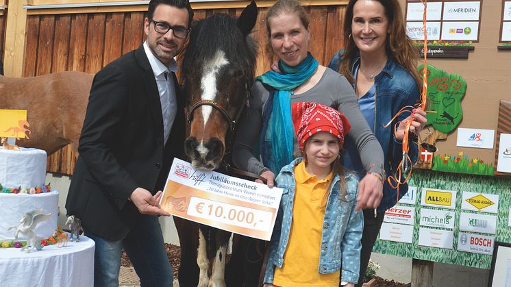 (v.l.n.r.) Jürgen Seiwaldstätter (Marketing Manager Fressnapf Österreich), Therapiepferd Felicitas, Roswitha Zink (Obfrau Verein e.motion), Schützling und Maggie Entenfellner (Journalistin und Tierschützerin)