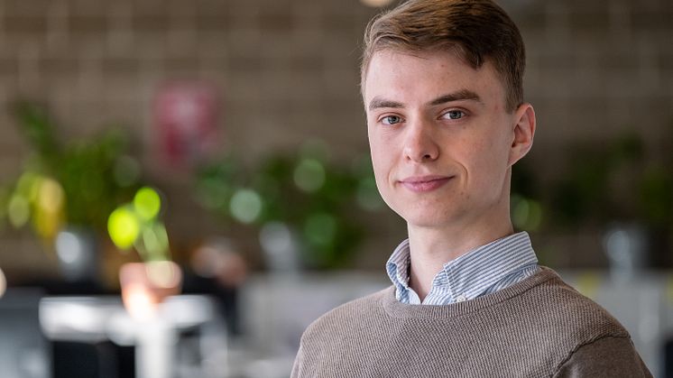 Erik Enger Karlson är den första mottagaren av det nyinstiftade Anders Wall-stipendiet till studerande på Handelshögskolan. (Foto: Elliot Nyhlin)