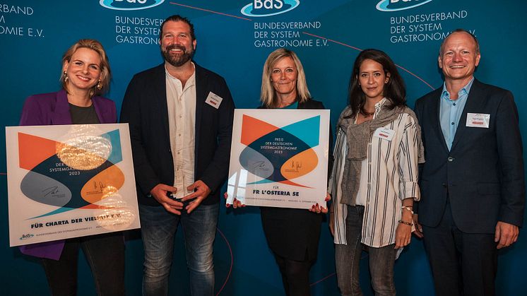 Für ihr Kompetenzmodell „Vorsprung durch Zusammenhalt“ erhielt L’Osteria den Preis der Deutschen Systemgastronomie 2023, der Ehrenpreis ging an den Verein Charta der Vielfalt.