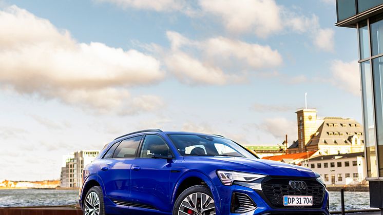 Audi Q8 e-tron (Ultrablå metallak)