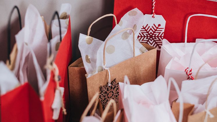 Hälften av svenskarna kan tänka sig färre julklappar - var femte kan tänka sig att avstå helt och hållet från julklappshandeln