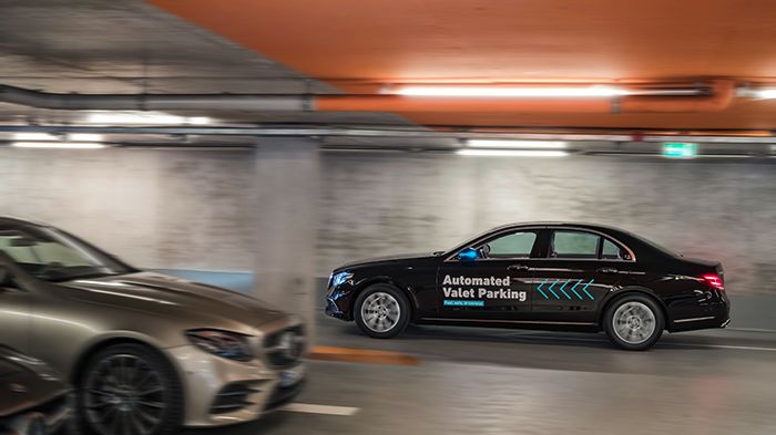 Fullskaliga fösök med självparkerande bilar i flervånings parkeringshus pågår redan idag. I början av 2018 ska de vara klara att använda för allmänheten.