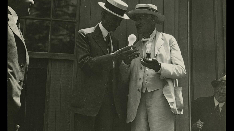 Henry Ford och Thomas Edison tillsammans 1929, vid en invigning vid Edison Institute. Glödlampan som Edison gav Ford i present finns fortfarande kvar i museets ägo.