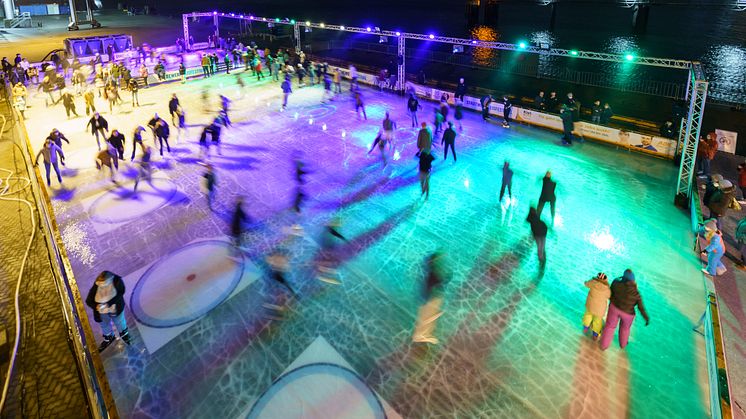 Eislaufen und Eisstockschießen direkt an der Kaikante. Mehr maritimer Winterspaß als in Kiel.Sailing.City geht kaum.