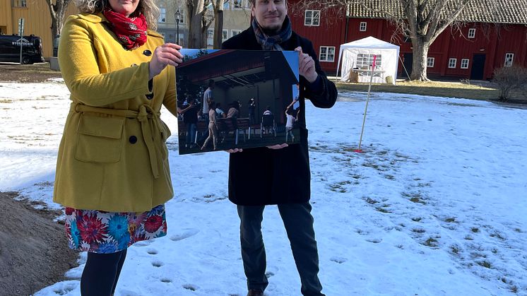 Monika Bubholz (MP), teknik- och fastighetsnämndens ordförande och Robert Halvarsson (MP), kultur- och fritidsnämndens ordförande vid spadtaget för den nya scenen i kvarteret Almen.