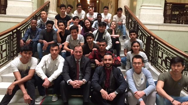 Stefan Löfven tillsammans med ungdomar han vill ska utvisas. En klass gör studiebesök i Riksdagen.