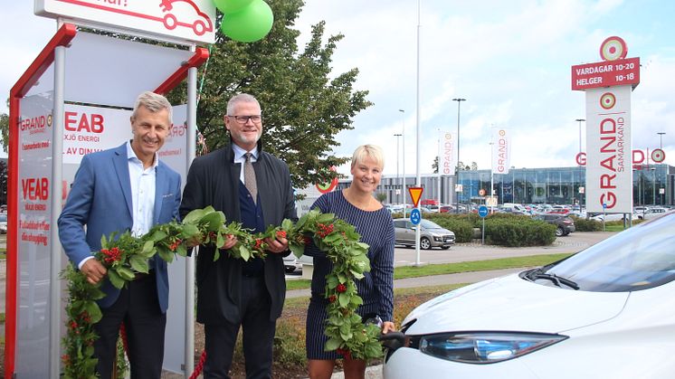 Erik Tellgren, vd Växjö Energi, Mats Jäderberg centrumchef Grand Samarkand och Anna Tenje, kommunstyrelsens ordförande laddar den första elbilen.