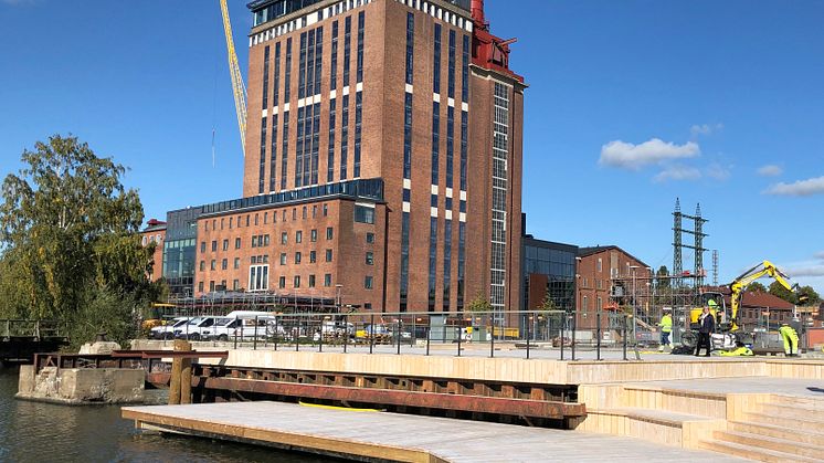 Den nya bryggan med det gamla ångkraftverket i bakgrunden. Foto: Västerås stad