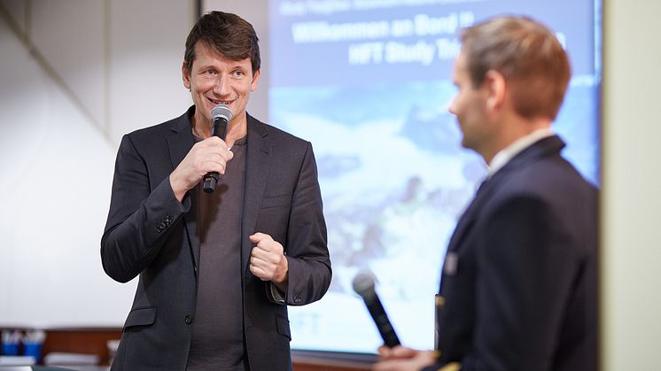 Seminarleiter Thomas P. Illes im Gespräch mit Kapitän Niklas Nordlund