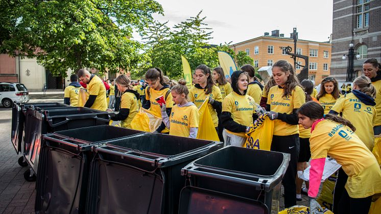 Äntligen återsamling på Tyska torget efter två pandemiår. Foto: Josefin Warg/Städa Sverige.