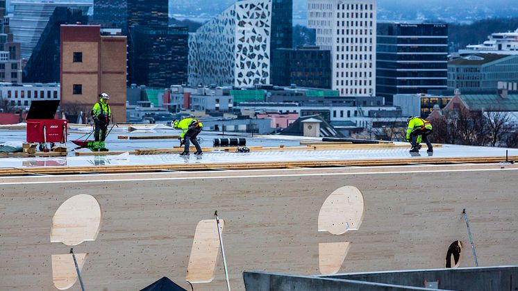 Parallelt med å ha reist råbygget i stål og betong, er prosjektet i full gang med å montere takkonstruksjonen i massivt tre.