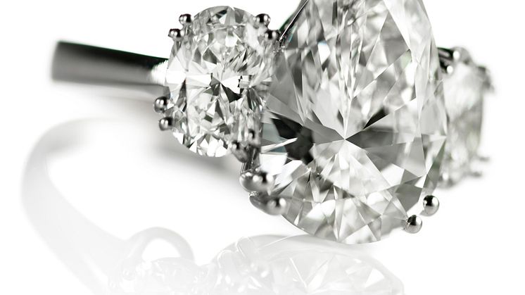 Hvid dråbeformet diamant.jpg
