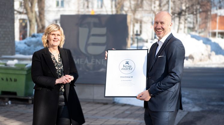 Vakins kund- och kommunikationschef Anna-Lena Fomin överlämnar diplomet om att Umeå Energi är kranmärkt till Umeå Energis VD och koncernchef Mårten Henriksson