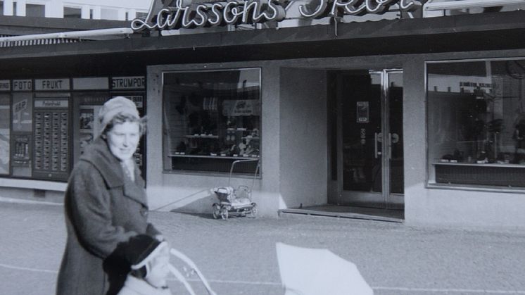 Omslaget till boken Våra torg- en vandring genom historien av Jonas Hernstig. Omslagsfoto: Bert Claesson