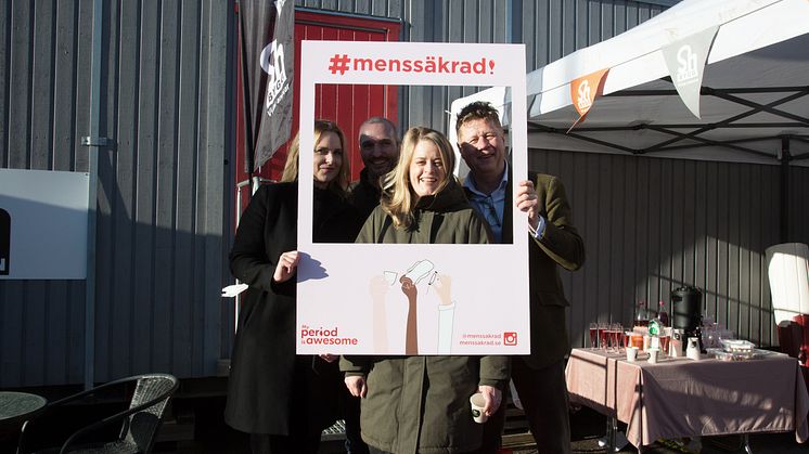 Sh bygg blir först i landet – menssäkrar byggbranschen. På bilden: Sara Mentzer, Arnold Bergman och Lars Svensson från Sh bygg, samt Terese Lann-Welin från #menssäkrad. Foto: Lina Börjesson. 