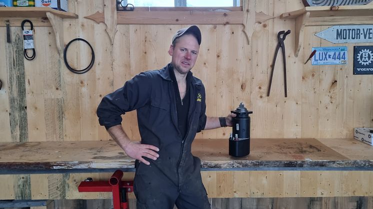 Att ta hand om gårdens maskiner är en viktig del av traktormekaniker Stefan Hildingssons vardag, som till exempel att byta startmotor och generator på lastaren. I Olsson Parts mekartips ger han värdefulla tips för både proffs och entusiaster.