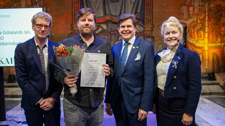 Vinnaren Björn Holmström med SKAPAs vice ordförande Björn Florman, talman Andreas Norlén och Minoo Akhtarzand, ordförande i SKAPA.