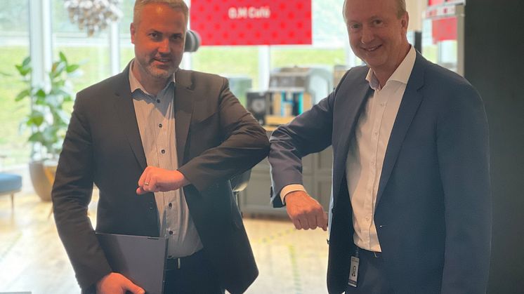 Daniel Thunberg, VD Xite Consulting och Peter Uddfors, VD och koncernchef på Office Management undertecknade avtalet om förvärv i fredags.
