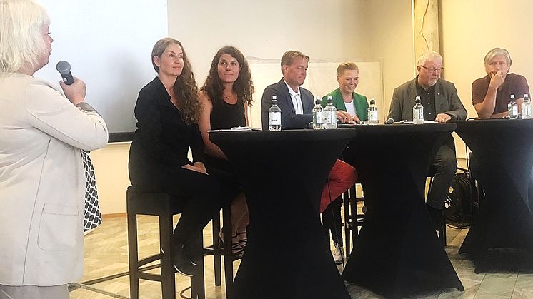 Silje Schei Tveitdal fra Footprint ledet debatten. I panelen f.v.: Hege S. Dillner Veidekke, Katharina Th. Bramslev Grønn Byggallianse, Kårstein Eidem Løvaas H, Anne Beathe Kristiansen Tvinnereim Sp, Geir Toskedal KrF og Ola Elvestuen V.