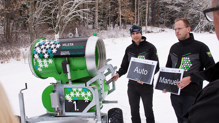 Arvid Rinaldo och Martin Nyrén, Tunafors SK, visar nya snökanonen på Vilsta skidstadion i Eskilstuna