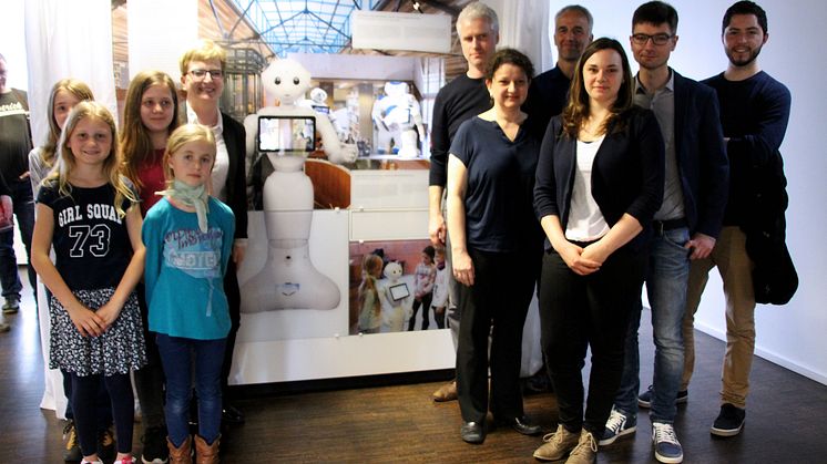 Die Teams des RoboticLab und der Kunst-AG gemeinsam mit TH-Präsidentin Ulrike Tippe (5.v.l.).