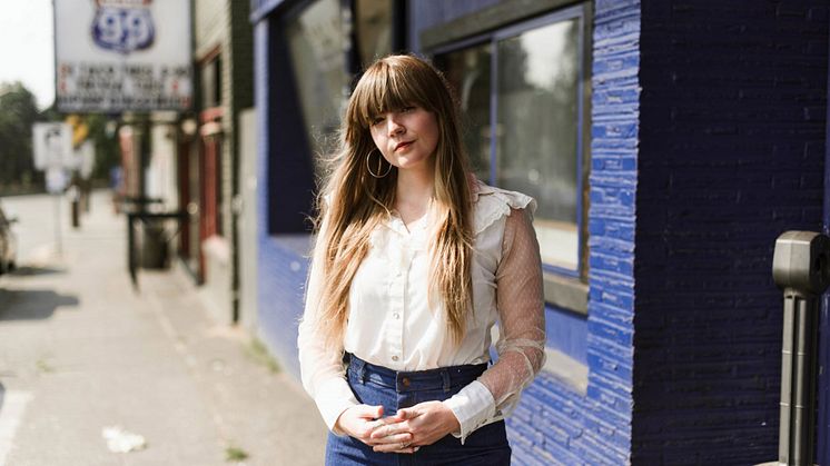 Courtney Marie Andrews bliver hyldet af Ryan Adams og sammenlignet med Joni Mitchell 