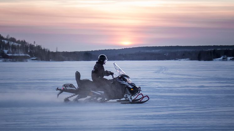 Hurtigruten Svalbard is introducing eSleds - Electric snowmobiles. Here from a test-run in Finland. PHOTO: AUROA POWERTRAINS