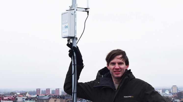 Projektledare Anders Trana på Kristallens tak med en av basstationerna som installerades i våras. (Bilden är fri att använda)