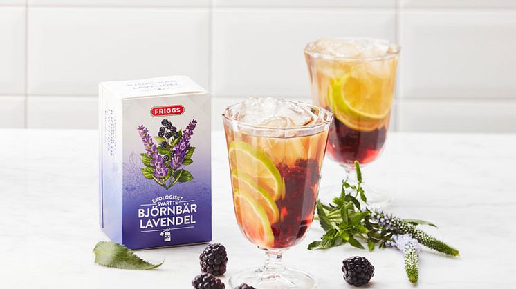 Iste Björnbär Lavendel: Brygg Friggs svarta te Björnbär Lavendel och låt svalna. Blanda i frysta björnbär och limeskivor. Rör om och häll upp i glas med några isbitar.